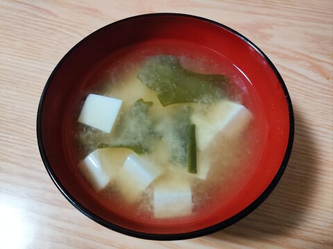 豆腐とわかめの塩麹入り味噌汁